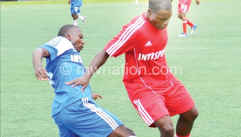 Wanderers Victor Mpinganjira (L) tries to stop Bullets Douglas Chirambo during the first leg at Kamuzu Stadium