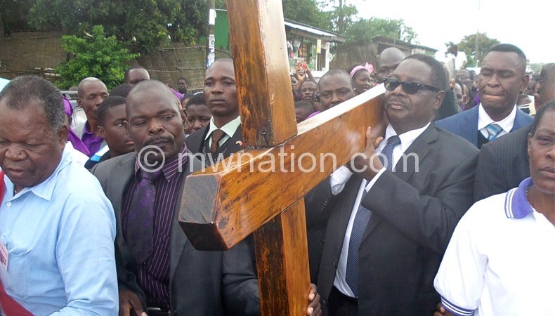 Peter_mutharika_carrying_cross