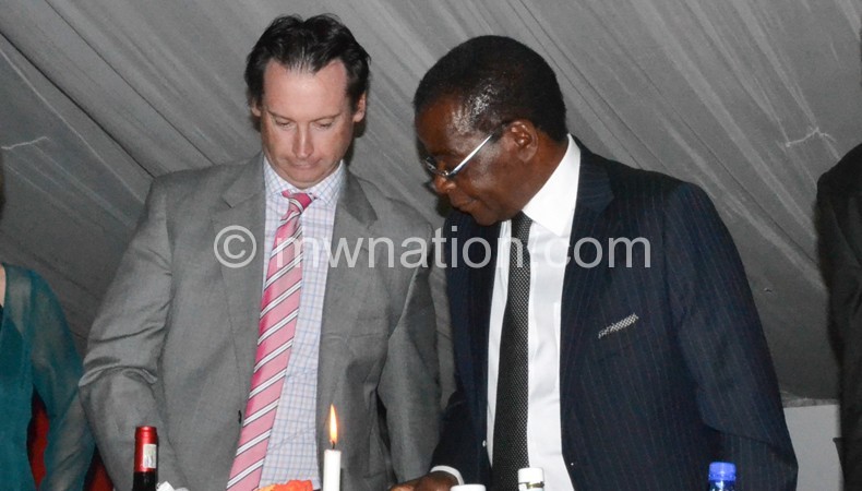 Mbendera confering with British High Commissioner Michael Nevin