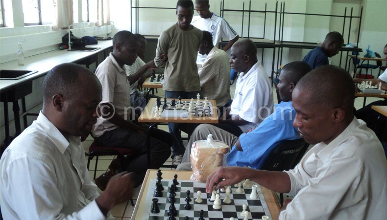 Kaunda_playing_chess