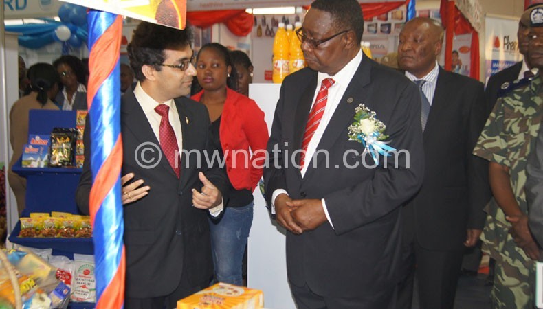 Mutharika (R) at last year's trade fair