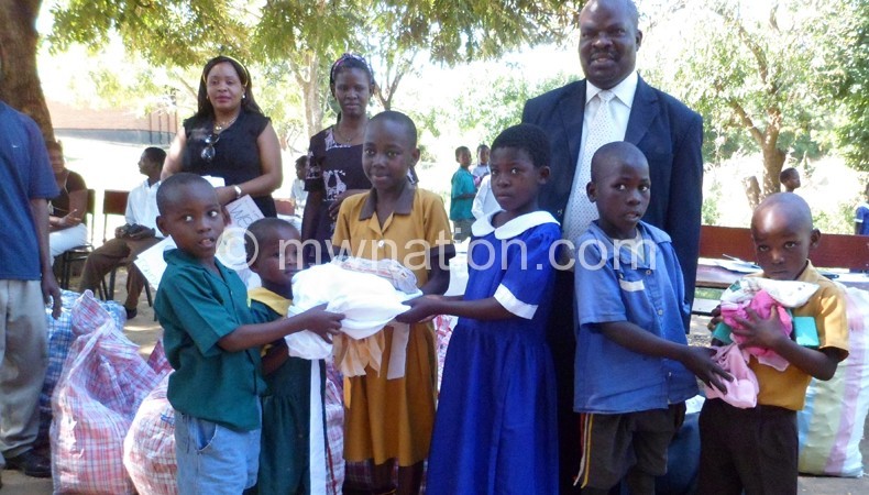 Namiwawa pupils donating to their fellows pupils 