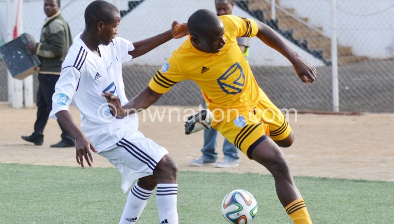 Diof Somaone (R) of KB tries to beat Isaac Kaliati of Azam Tigers 