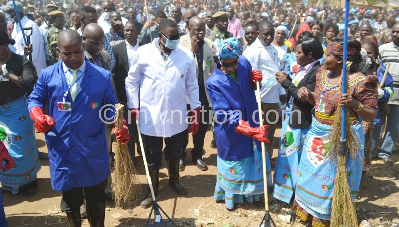 The President and the First Lady lead in the clean-up exercise 