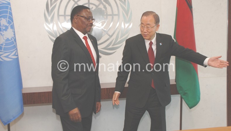 Ban (R) welcomes Mutharika to UN on Thursday 