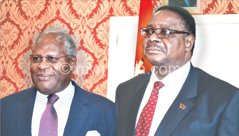 Muluzi (L) and Mutharika during the Sanjika meeting 