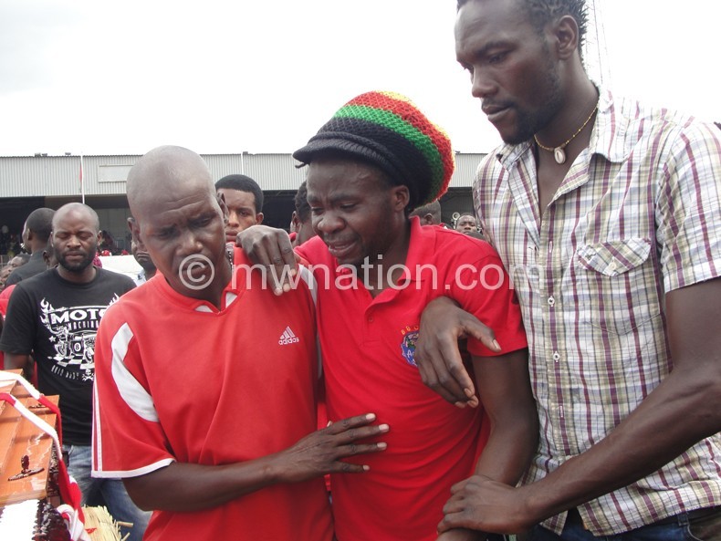 Bullets’ captain Fischer Kondowe (C) is being helped to pay his last respects at Kamuzu Stadium