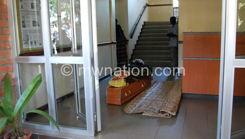 The coffin abandoned at the reception of the administration office