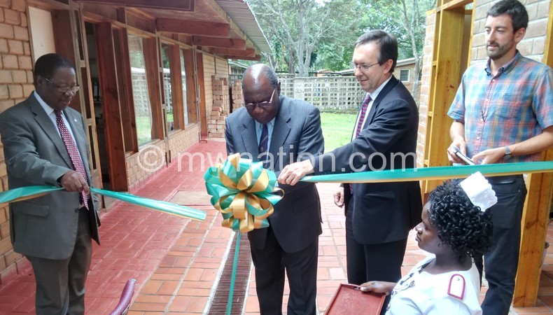 Chimphamba cuts the ribbon as Ridley (2nd from R) and Mzuni Trust Fund chairperson Stallard Mpata (L) give a hand