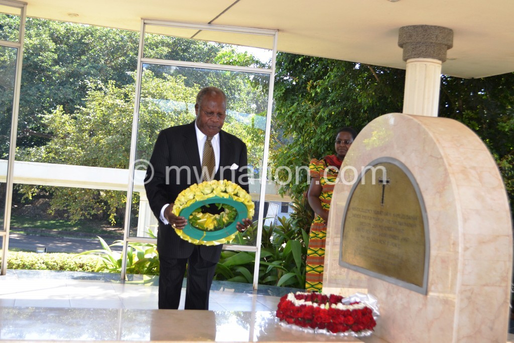 Baklili Muluzi lays wreath on Kamuzu tombstone