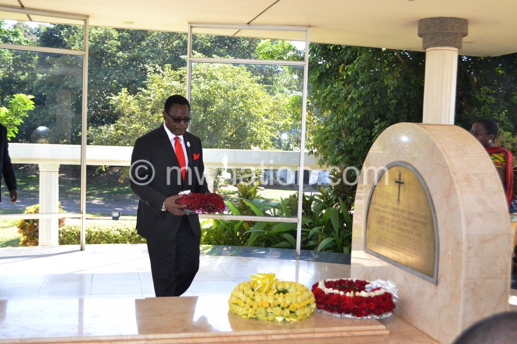 Lazarus Chakwera lays his wreath on the tombstone