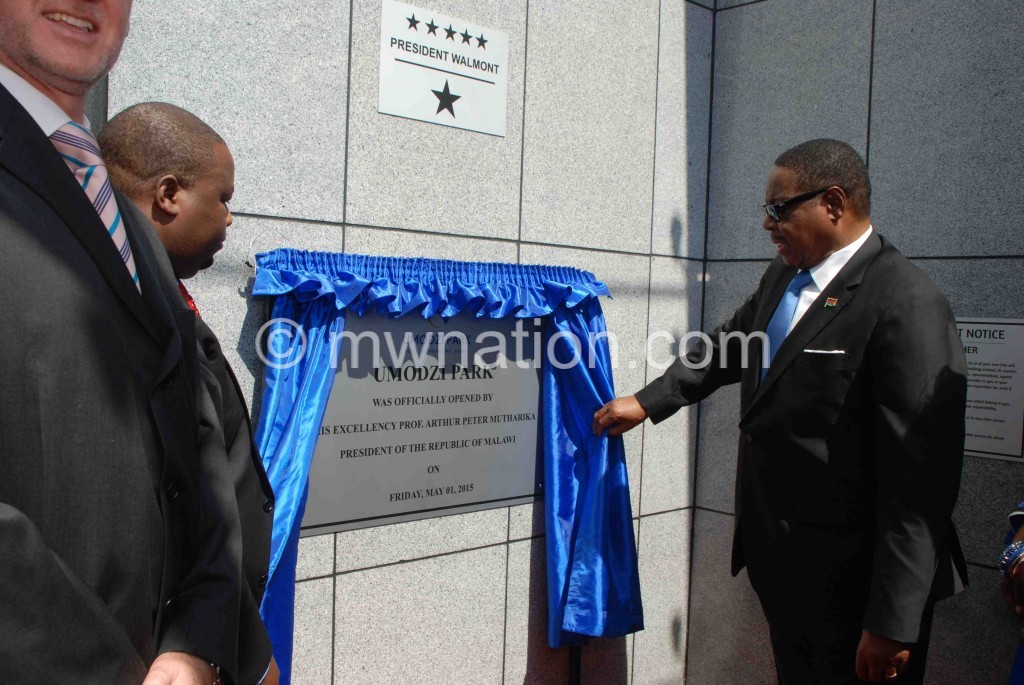  President Peter Mutahrika unveils a plague to officially open Umodzi Park in Lilongwe on Friday