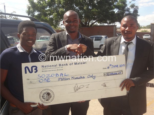 Kamoto(R) presents a dummy cheque to kabowa(C) and kawiya yesterday
