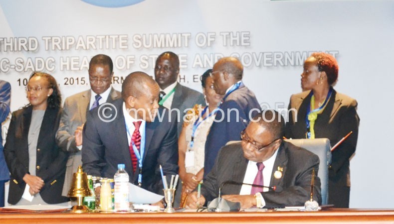 Mutharika (L) signing the trade pact in Egypt