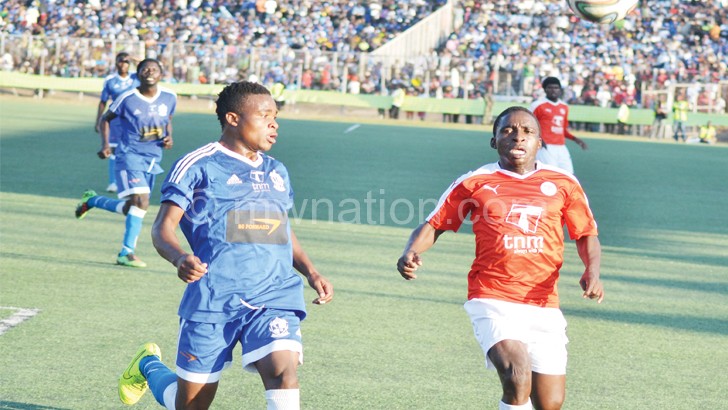 Wanderers’ Isaac Kaliyati (L) challenges Bullets’ Mussa Manyenje in a first round encounter