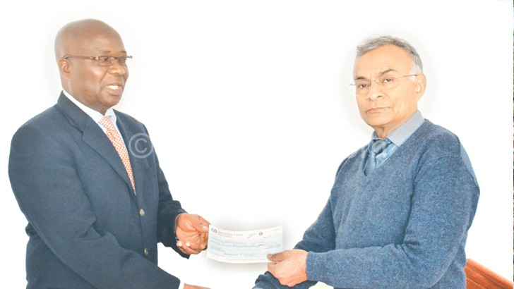 Chiwaya (L) receives K500 000 from Kanabar