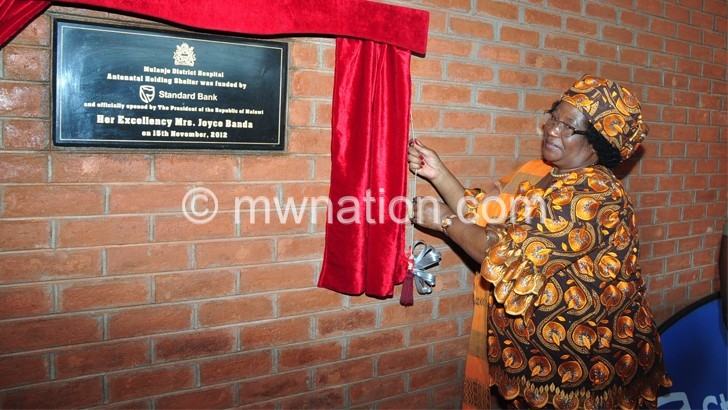 Banda unveiling a plaque to mark the handing over of  Mulanje Maternal Shelter by Standard Bank 