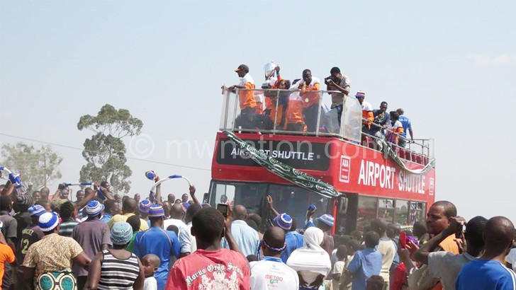 Enthusiastic Nomads fans crammed the bus whereever the team stopped