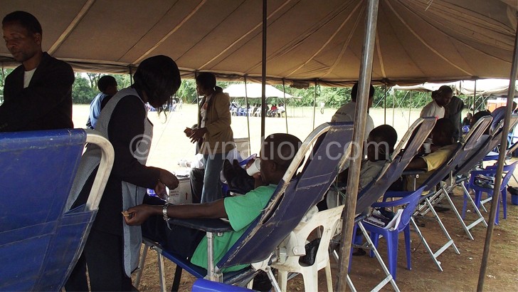 Well wishers donating blood in an earlier campaign