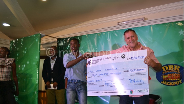 Sunbird CEO Roger Gardner (R) presents a dummy cheque to last season’s aa