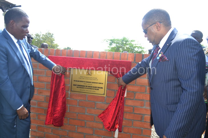 Chilima unveiling the plaque