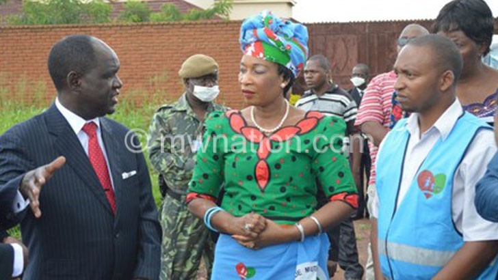 Zeleza (L) briefing Mutharika (C) at the dumping site