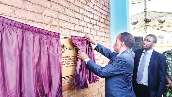 Mwanamvekha unveils the plaque to mark the official handover