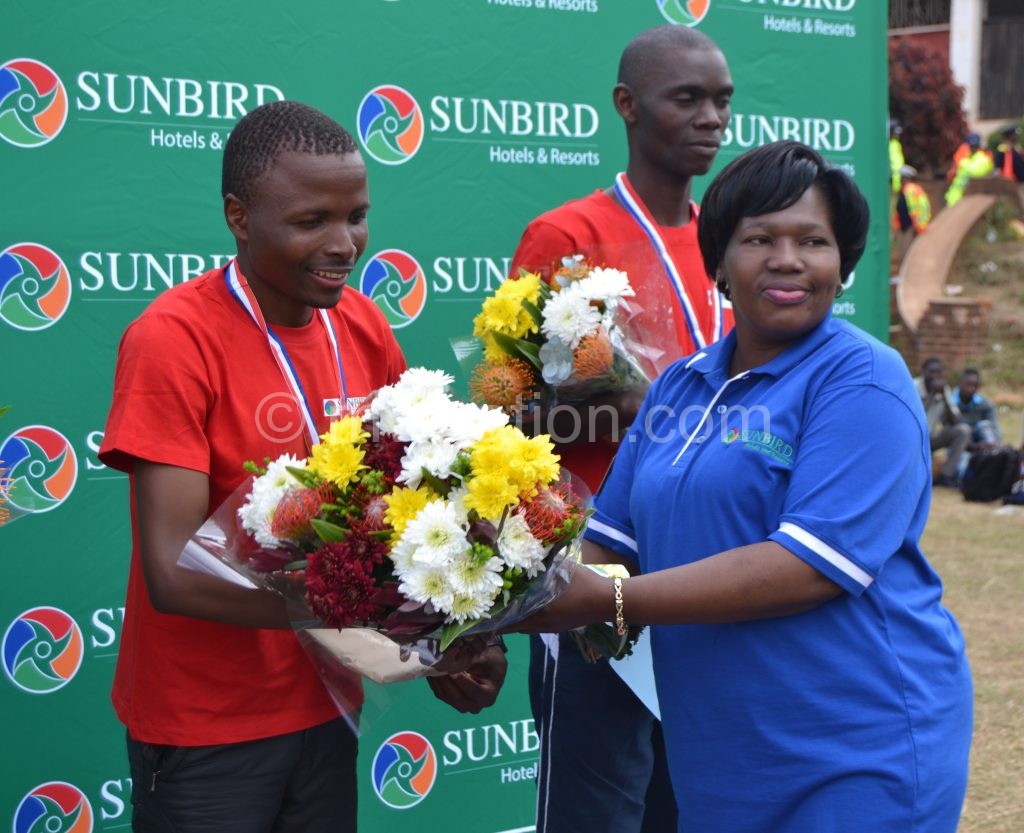 Sichali (L) receives his prize from Katenga-Kaunda