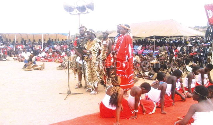 Inkosi Gomani V (in leopard skin) addresses the Maseko Ngoni and other patrons