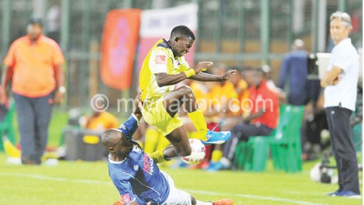 Mhone (in yellow) in full flight during a Cosmos match