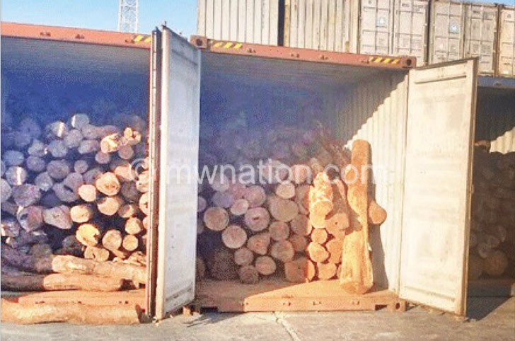 The impounded round wood in containers