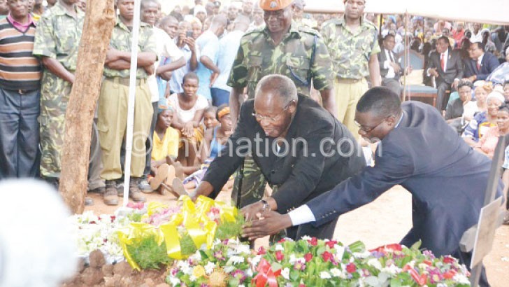 Muluzi laying a wreath on Chakuamba’s grave 