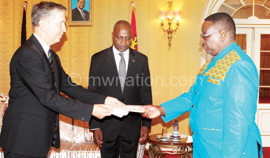 New German ambassador presents letters of credence to Mutharika (L)