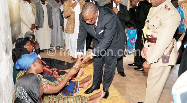 Mutharika consoles the bereaved family  