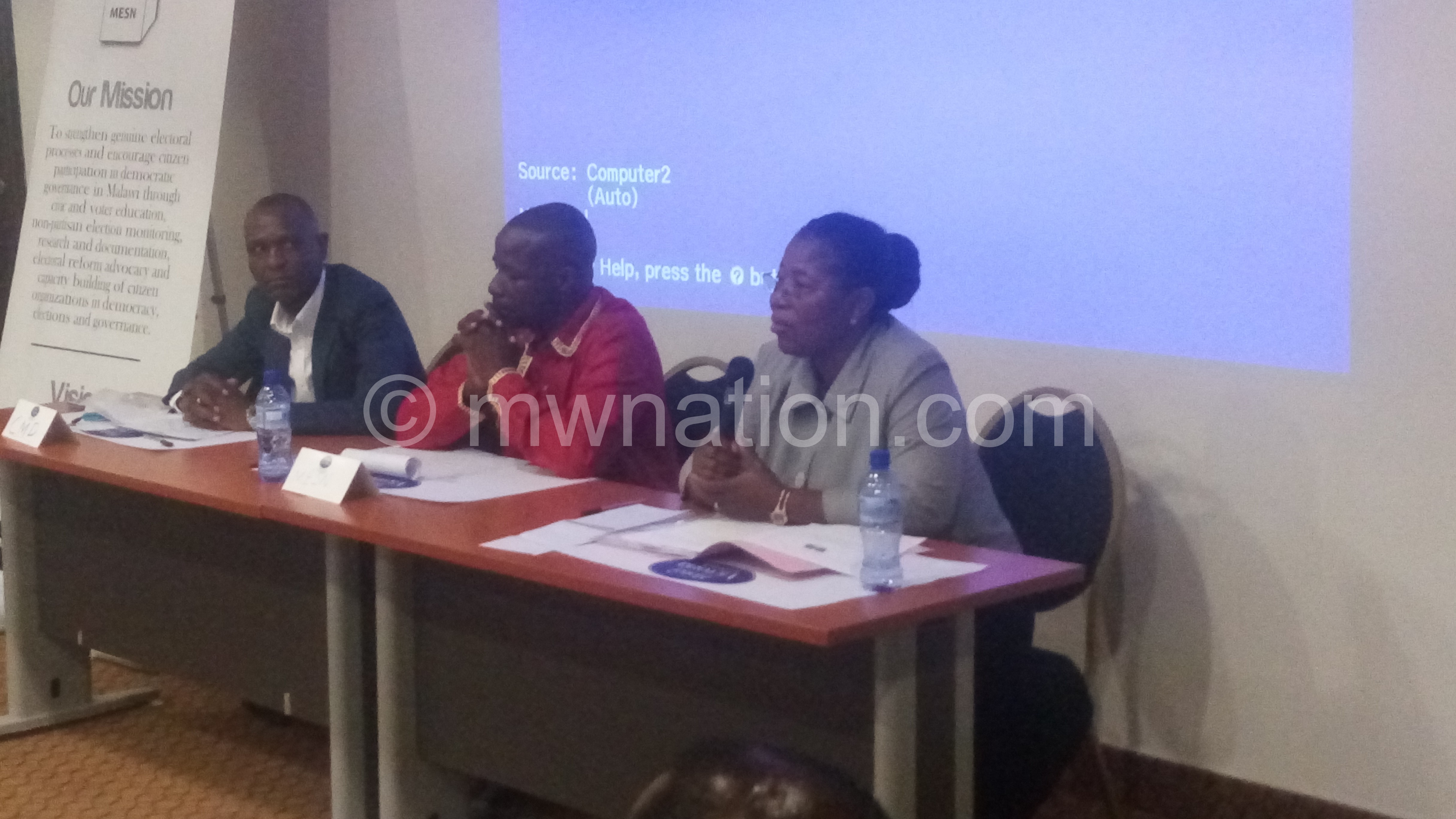 Ansah (R), Duwa and Chilapondwa during the presentation of the report