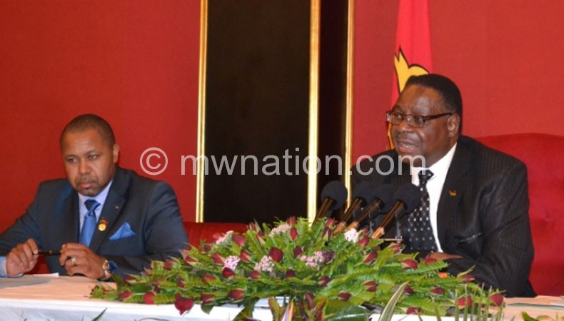 Mutharika (R) and Vice-President Saulos Chilima