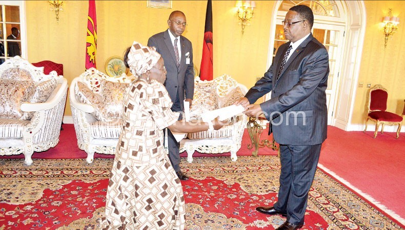 Mwananshuku (L) presenting her letters of credence to Mutharika