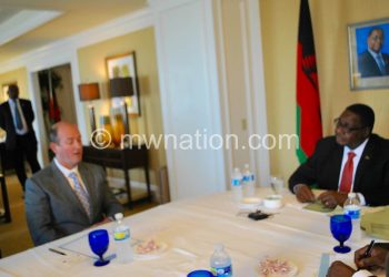 Mutharika held talks with Universal Leaf officials in the USA. In the picture, Mutharika talks to Taylor (L)