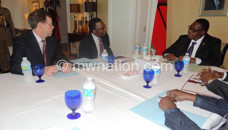Mutharika (L) in discussion with Oladeinde(C)