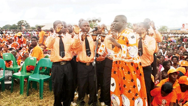 Daveson (R) fully kitted out in a PP attire as he leads Khuwi Anglican Choir during one of the
party’s campaign meetings