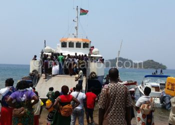 People from Likoma boarding a 
boat to the mainland