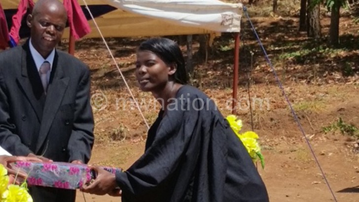 A graduant (R) receiving a gift