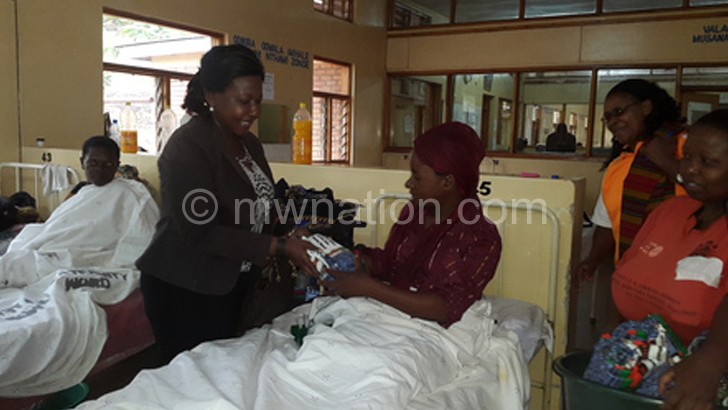 Kakyomya giving a present to one of the patients at the hospital