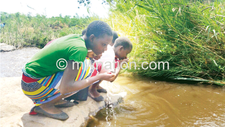 Schoolgirls captured drinking water from the river during break time