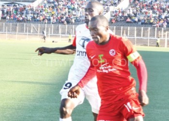 Six-goal thriller: Bullets’ Chiukepo Msowoya (R) tries to beat Red Lion’s
Loti Mwakisulu during the match