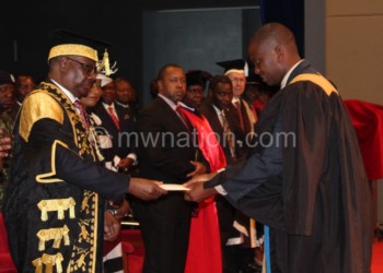 President Mutharika awards papers to University of Malawi 
graduates students