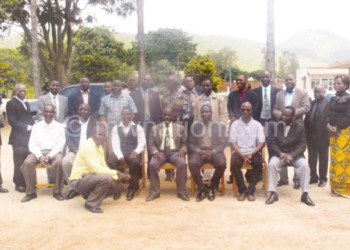 Chiefs, councillors and MPs that attended the meeting 
pose for a photo
