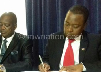 Kachama (L) and Kabambe sign the MoU