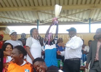 DD Sunshine’s Mwale hoists the trophy as Mwenda (2ndR) and Ngwira look on