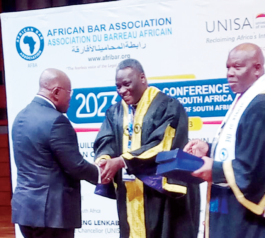 Mzikamanda receives the award from Akufo-
Addo at a ceremony in Pretori